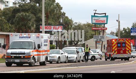 14 gennaio 2015 - St. Petersburg, Florida, Stati Uniti - SCOTT KEELER | TIMES. Il dipartimento di polizia di San Pietroburgo indaga sulla scena di un incidente di tre veicoli sulla 34th Street North, 14 gennaio 2105. Sia gli equipaggi dei vigili del fuoco di San Pietroburgo che quelli della Sunstar hanno risposto alla scena. Nella contea di Pinellas, l'obiettivo è che un'ambulanza rimanga sulla scena di un incidente non più di 10 minuti il 90% del tempo. L'idea è di portare quel paziente a un pronto soccorso e un medico al più presto. Ma per i primi 11 mesi del 2014, Sunstar ha raggiunto una media di 20 minuti, più del doppio di quanto delineato nel contratto. (Immagine di credito: © Foto Stock