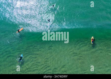 Vista aerea dei surfisti a Peniche Foto Stock