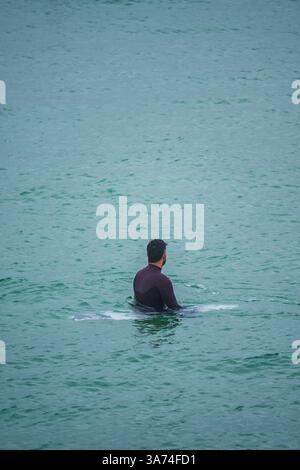 Surfisti nella famosa spiaggia di Supertubos, Peniche, Portogallo Foto Stock