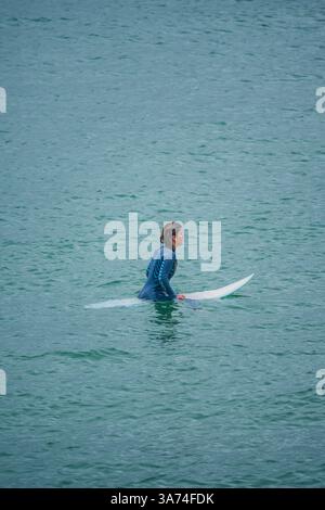 Surfisti nella famosa spiaggia di Supertubos, Peniche, Portogallo Foto Stock
