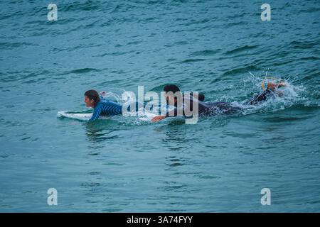 Surfisti nella famosa spiaggia di Supertubos, Peniche, Portogallo Foto Stock