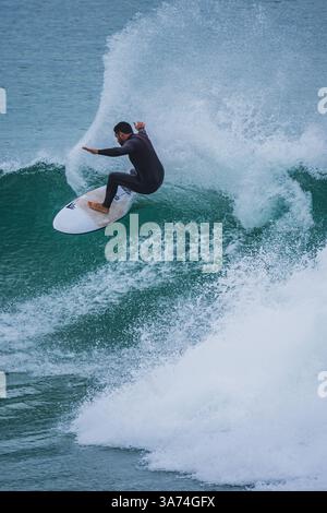 Surfisti nella famosa spiaggia di Supertubos, Peniche, Portogallo Foto Stock