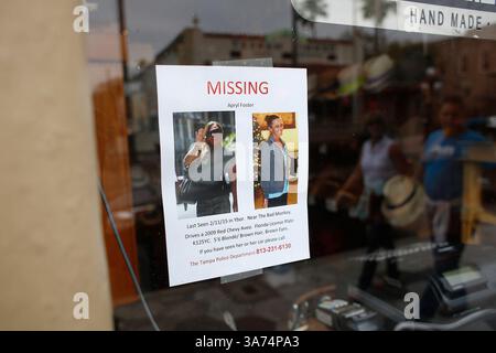 17 febbraio 2015 - City, Florida, Stati Uniti - OCTAVIO JONES | Times . I cartelli sono affissi lungo i punti vendita della 7th Avenue a Ybor City of Apryl Foster, 33, che l'ultima volta l'hanno vista in un bar giovedì scorso in uno dei quartieri storici e destinazioni turistiche di Tampa martedì 17 febbraio 2015. (Immagine di credito: © Octavio Jones/Tampa Bay Times/ZUMA Wire) Foto Stock