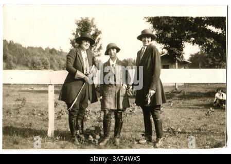 12 dicembre 2014 - CANADA - CIRCA anni '1930: Riproduzione di una foto antica mostra tre donne in costume a cavallo in posa vicino alla recinzione corral for Horses (Credit Image: © Igor Golovniov/ZUMA Wire/ZUMAPRESS.com) Foto Stock