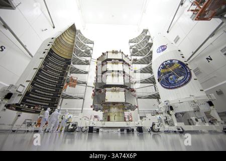 18 febbraio 2015 - Titusville, Florida, Stati Uniti - gli osservatori Magnetospheric Multiscale (MMS) della NASA vengono elaborati per il lancio in una camera bianca presso la struttura Astrotech Space Operations. MMS è una missione senza precedenti della NASA per studiare il mistero di come i campi magnetici intorno alla Terra si connettono e si disconnettono, rilasciando energia in modo esplosivo attraverso un processo noto come riconnessione magnetica. MMS è costituito da quattro veicoli spaziali identici che lavorano insieme per fornire la prima visione tridimensionale di questo processo fondamentale, che si verifica in tutto l'universo. La missione osserva la riconnessione direttamente sulla Terra Foto Stock