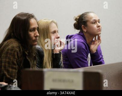 18 febbraio 2015 - Dade City, Florida, Stati Uniti - BRENDAN FITTERER | Times. Edward Stoddard è stato condannato al Life Wednesday presso il Robert D. Sumner Judicial Center di Dade City (18/2/15) per la morte di Doug Abrams nel 2008 a seguito di una disputa su proprietà rubate. Questo era il secondo processo di Stoddard per il crimine. Ha vinto un appello e ha ricevuto un nuovo processo, ma è stato condannato di nuovo. Da sinistra, la madre di Abrams, Rebecca Almendariz, e le sorelle, Felicia Abrams e Alexis Abrams guardano Stoddard con le impronte digitali e lo portano via. (Immagine di credito: © Brendan Fitterer/Tampa Bay Times/ZUMA Wire) Foto Stock