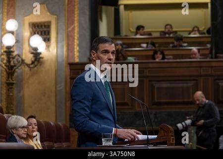 Madrid, Spagna. 26 marzo 2025. Pedro Sánchez, Presidente del governo spagnolo, interviene durante un'apparizione davanti al Congresso dei deputati per riferire sul nuovo panorama geopolitico dell'Unione europea e sulle conclusioni del Consiglio europeo tenutosi il 20 marzo a Bruxelles. Credito: SOPA Images Limited/Alamy Live News Foto Stock