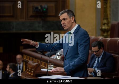 Madrid, Spagna. 26 marzo 2025. Pedro Sánchez, Presidente del governo spagnolo, interviene durante un'apparizione davanti al Congresso dei deputati per riferire sul nuovo panorama geopolitico dell'Unione europea e sulle conclusioni del Consiglio europeo tenutosi il 20 marzo a Bruxelles. Credito: SOPA Images Limited/Alamy Live News Foto Stock