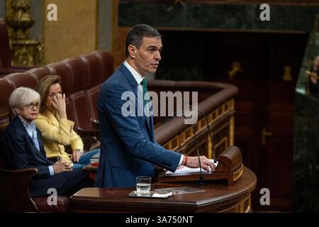 Madrid, Spagna. 26 marzo 2025. Pedro Sánchez, Presidente del governo spagnolo, interviene durante un'apparizione davanti al Congresso dei deputati per riferire sul nuovo panorama geopolitico dell'Unione europea e sulle conclusioni del Consiglio europeo tenutosi il 20 marzo a Bruxelles. Credito: SOPA Images Limited/Alamy Live News Foto Stock