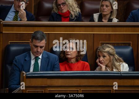 Madrid, Spagna. 26 marzo 2025. Pedro Sánchez (L), Presidente del governo spagnolo, María Jesús Montero (C), primo Vice Presidente e Ministro delle Finanze del governo spagnolo, e Yolanda Díaz (R), secondo Vice Presidente e Ministro del lavoro e dell'economia sociale del governo spagnolo visti durante la sessione di controllo parlamentare del governo nella sessione plenaria del Congresso dei deputati. Credito: SOPA Images Limited/Alamy Live News Foto Stock