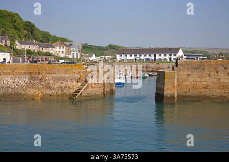 ingresso al porto interno a porthleven sulla costa meridionale della cornovaglia Foto Stock