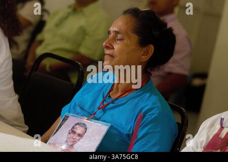 16 ottobre 2012 - Tabasco, Tabasco, Messico - le madri di migranti centroamericani incontrano le autorità elette locali a Villahermosa, capitale dello stato sudorientale di Tabasco. Tabasco è uno dei principali punti di ingresso dei migranti dell'america centrale in Messico, ed è il primo posto nel rapimento e nella scomparsa dei migranti. Movimento migratorio mesoamericano, o MMM. La carovana viaggerà per 20 giorni in 23 località in 14 stati attraverso il territorio messicano. (Immagine di credito: © Prometeo Lucero/ZUMAPRESS.com) Foto Stock