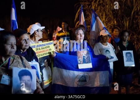 16 ottobre 2012 - Tabasco, Tabasco, Messico - dopo aver viaggiato per 476 km (295 milles) in direzione nord da Villahermosa, Tabasco in Amatlan de los Reyes, la carovana di madri centroamericane arriva in città la Patrona, dove incontrarono "Las Patronas", un collettivo femminile che nutre i migranti nei binari ferroviari. Movimento migratorio mesoamericano, o MMM. La carovana viaggerà per 20 giorni in 23 località in 14 stati attraverso il territorio messicano. (Immagine di credito: © Prometeo Lucero/ZUMAPRESS.com) Foto Stock