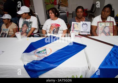 16 ottobre 2012 - Tabasco, Tabasco, Messico - le madri di migranti centroamericani incontrano le autorità elette locali a Villahermosa, capitale dello stato sudorientale di Tabasco. Tabasco è uno dei principali punti di ingresso dei migranti dell'america centrale in Messico, ed è il primo posto nel rapimento e nella scomparsa dei migranti. Movimento migratorio mesoamericano, o MMM. La carovana viaggerà per 20 giorni in 23 località in 14 stati attraverso il territorio messicano. (Immagine di credito: © Prometeo Lucero/ZUMAPRESS.com) Foto Stock