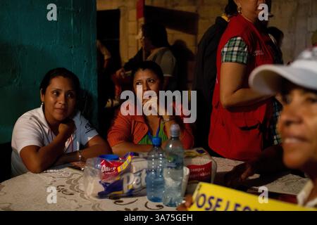 16 ottobre 2012 - Tabasco, Tabasco, Messico - dopo aver viaggiato per 476 km (295 milles) in direzione nord da Villahermosa, Tabasco in Amatlan de los Reyes, la carovana di madri centroamericane arriva in città la Patrona, dove incontrarono "Las Patronas", un collettivo femminile che nutre i migranti nei binari ferroviari. Movimento migratorio mesoamericano, o MMM. La carovana viaggerà per 20 giorni in 23 località in 14 stati attraverso il territorio messicano. (Immagine di credito: © Prometeo Lucero/ZUMAPRESS.com) Foto Stock