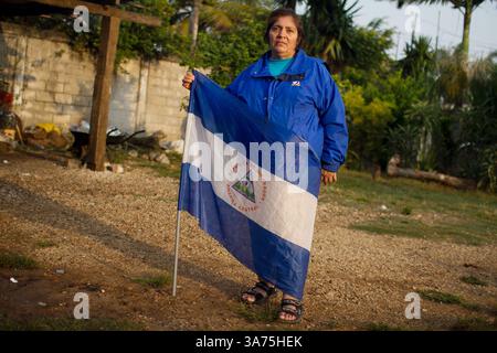 17 ottobre 2012 - Veracruz, Messico - Marta Esperanza Blandan Garcia da Chinandega, a nord del Nicaragua, si erge con una bandiera del suo paese natale ad Amatlan de los Reyes, Veracruz, dove la carovana di madri centroamericane è stata ricevuta da "Las Patronas", un collettivo locale di donne che porta cibo e acqua gratuiti ai migranti che viaggiano in treno, il 17 ottobre 2012. La carovana si dirige verso nord verso Tamaulipas, una delle zone più pericolose a causa della presenza di un cartello. Movimento dei migranti mesoamericani, o MMM. La carovana viaggerà per 20 giorni in 23 località nel 14 ° Foto Stock