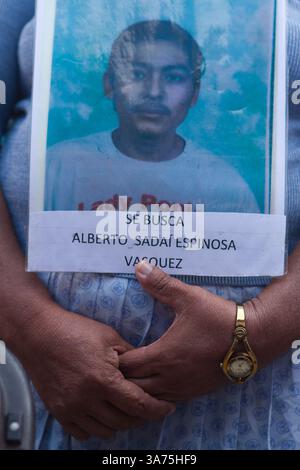 17 ottobre 2012 - Veracruz, Messico - le madri di migranti centroamericani incontrano "Las Patronas”, un collettivo locale di donne che porta cibo e acqua gratuiti ai migranti che viaggiano in treno. La carovana si dirige verso nord verso Tamaulipas, una delle zone più pericolose a causa della presenza di un cartello. Movimento migratorio mesoamericano, o MMM. La carovana viaggerà per 20 giorni in 23 località in 14 stati attraverso il territorio messicano. (Immagine di credito: © Prometeo Lucero/ZUMAPRESS.com) Foto Stock