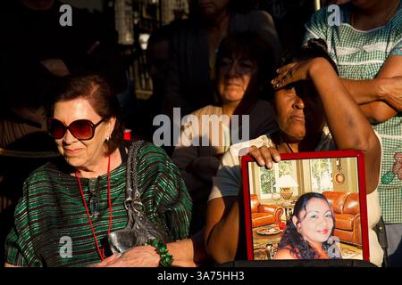 17 ottobre 2012 - Veracruz, Messico - Marta aánchez Soler, del movimento migrante mesoamericano e Suyapa del Socorro Munoz Mendoza, di Chinandega, Nicaragua, durante un incontro con la chiesa cattolica di Amatlan de los Reyes, Veracruz. La carovana si dirige verso nord verso Tamaulipas, una delle zone più pericolose a causa della presenza di un cartello. Movimento migratorio mesoamericano, o MMM. La carovana viaggerà per 20 giorni in 23 località in 14 stati attraverso il territorio messicano. (Immagine di credito: © Prometeo Lucero/ZUMAPRESS.com) Foto Stock