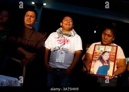 17 ottobre 2012 - Veracruz, Messico - da sinistra a destra: Fray Tomas Gonzalez, direttore del rifugio per migranti la 72 a Tenosique, Tabasco; Ruben Figueroa, del movimento migrante mesoamericano e Suyapa del Socorro Munoz Mendoza, da Chinandega, Nicaragua, durante un incontro collettivo con la chiesa cattolica ad Amatlan de los Reyes, Veracruz, dove hanno ricevuto cibo e trasportato le donne in treno. La carovana si dirige a nord verso Tamaulipas, una delle zone più pericolose a causa della presenza di un cartello. Meso Foto Stock