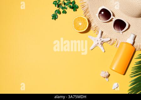 Modello da spiaggia estivo con occhiali da sole, stelle marine, prodotti per la crema solare, cappello di paglia, conchiglie di mare su sfondo giallo, vista dall'alto, spazio fotocopie. Estate stagionale Foto Stock