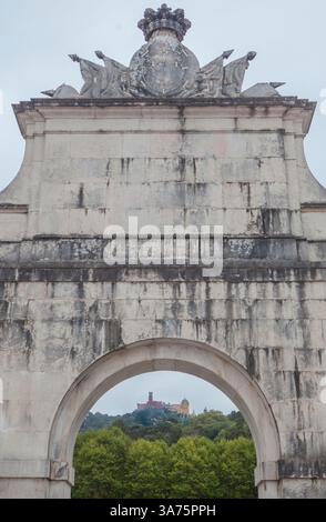 Palacio da pena visto attraverso l'arco di trionfo del Palazzo Seteais, Sintra, Portogallo. Principale destinazione turistica della regione della grande Lisbona Foto Stock