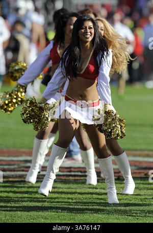 Cheerleaders dei San Francisco 49ers durante una vittoria del 27-13 sui Miami Dolphins al Candlestick Park di San Francisco, CALIFORNIA, il 9 dicembre 2012. John Pyle/CSM. (Immagine di credito: © John Pyle/Cal Sport Media/ZUMAPRESS.com) Foto Stock