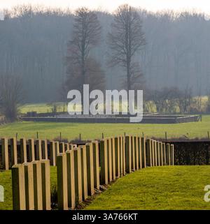 Tombe di guerra britanniche nel Salient di Ypres - Prowse Point Cemetery in primo piano e Mud Corner Cemetery in background, Belgio Foto Stock