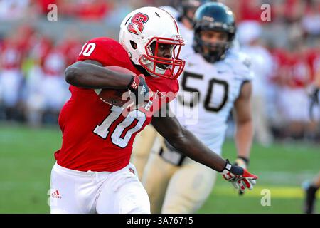 10 novembre 2012 - Raleigh, North Carolina, Stati Uniti - North Carolina State Wolfpack running back Shadrach Thornton (10) durante la partita di oggi. NC State sconfigge Wake Forest 37-6 al Carter-Finley Stadium di Raleigh, North Carolina. (Immagine di credito: © Anthony Barham/ZUMAPRESS.com) Foto Stock