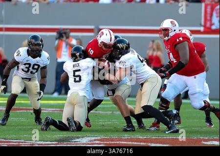 10 novembre 2012 - Raleigh, North Carolina, Stati Uniti - North Carolina State Wolfpack running back Shadrach Thornton (10) durante la partita di oggi. NC State sconfigge Wake Forest 37-6 al Carter-Finley Stadium di Raleigh, North Carolina. (Immagine di credito: © Anthony Barham/ZUMAPRESS.com) Foto Stock