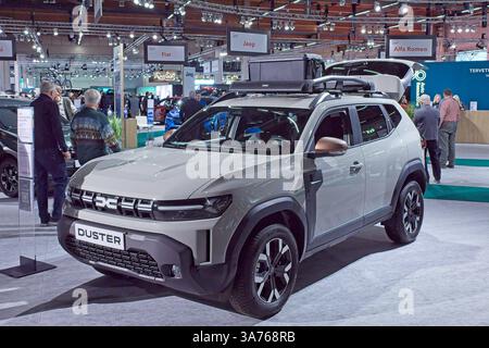 Pasila, Helsinki, Finlandia – 14 marzo. 2025: Dacia Duster al salone AUTO 25 e Mobility di Messukeskus Helsinki. Foto Stock