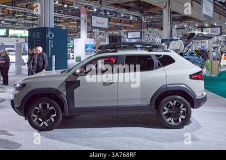 Pasila, Helsinki, Finlandia – 14 marzo. 2025: Dacia Duster al salone AUTO 25 e Mobility di Messukeskus Helsinki. Foto Stock