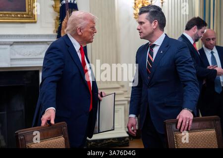 WASHINGTON DC, USA - 18 marzo 2025 - il presidente degli Stati Uniti Donald Trump parla con il suo Segretario alla difesa Peter Hegseth durante una visita alla Casa Bianca, Wa Foto Stock