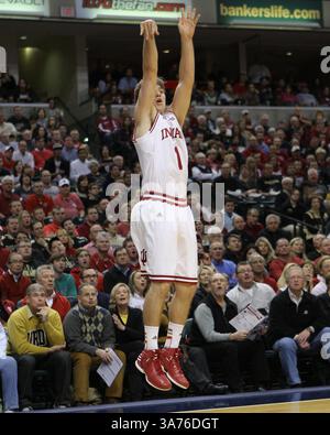 15 dicembre 2012 - Indianapolis, Indiana, Stati Uniti - 15 dicembre 2012: La guardia degli Indiana Hoosiers Jordan Hulls (1) ha lanciato un tiro di tre punti nel Boston Scientific Close the Gap Crossroads Classic gioco tra Butler Bulldogs e Indiana Hoosiers al Bankers Life Fieldhouse di Indianapolis, Indiana. (Immagine di credito: © Pat Lovell/Cal Sport Media/ZUMAPRESS.com) Foto Stock