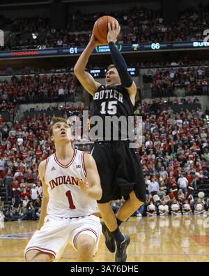 15 dicembre 2012 - Indianapolis, Indiana, Stati Uniti - 15 dicembre 2012: Butler Bulldogs Guard Rotnei Clarke (15) si solleva e spara su Indiana Hoosiers guardano gli scafi Jordan (1) nel gioco Boston Scientific Close the Gap Crossroads Classic tra Butler Bulldogs e Indiana Hoosiers al Bankers Life Fieldhouse di Indianapolis, Indiana. Butler ha sconvolto Indiana 88-86 in OT. (Immagine di credito: © Pat Lovell/Cal Sport Media/ZUMAPRESS.com) Foto Stock