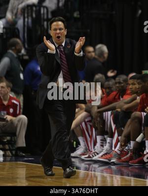 15 dicembre 2012 - Indianapolis, Indiana, Stati Uniti - 15 dicembre 2012: Il capo-allenatore degli Indiana Hoosiers Tom Crean sale in campo nella partita Boston Scientific Close the Gap Crossroads Classic tra Butler Bulldogs e Indiana Hoosiers al Bankers Life Fieldhouse di Indianapolis, Indiana. Butler ha sconvolto Indiana 88-86 in OT. (Immagine di credito: © Pat Lovell/Cal Sport Media/ZUMAPRESS.com) Foto Stock