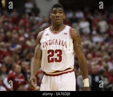 15 dicembre 2012 - Indianapolis, Indiana, Stati Uniti - 15 dicembre 2012: La guardia degli Indiana Hoosiers Remy Abell (23) torna in campo nella partita Boston Scientific Close the Gap Crossroads Classic tra Butler Bulldogs e Indiana Hoosiers al Bankers Life Fieldhouse di Indianapolis, Indiana. Butler ha sconvolto Indiana 88-86 in OT. (Immagine di credito: © Pat Lovell/Cal Sport Media/ZUMAPRESS.com) Foto Stock