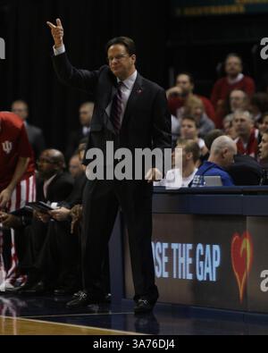 15 dicembre 2012 - Indianapolis, Indiana, Stati Uniti - 15 dicembre 2012: Il capo-allenatore degli Indiana Hoosiers Tom Crean stabilisce l'attacco nella partita Boston Scientific Close the Gap Crossroads Classic tra Butler Bulldogs e Indiana Hoosiers al Bankers Life Fieldhouse di Indianapolis, Indiana. (Immagine di credito: © Pat Lovell/Cal Sport Media/ZUMAPRESS.com) Foto Stock