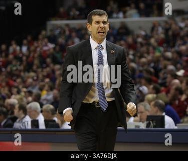 15 dicembre 2012 - Indianapolis, Indiana, Stati Uniti - 15 dicembre 2012: Il capo-allenatore dei Butler Bulldogs Brad Stevens viene licenziato nella partita Boston Scientific Close the Gap Crossroads Classic tra Butler Bulldogs e Indiana Hoosiers al Bankers Life Fieldhouse di Indianapolis, Indiana. Butler ha sconvolto Indiana 88-86 in OT. (Immagine di credito: © Pat Lovell/Cal Sport Media/ZUMAPRESS.com) Foto Stock