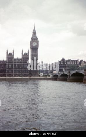 Big Ben e il Parlamento di Londra, Inghilterra, visti dall'altra parte del Tamigi in questa fotografia originale degli anni '1960 scattata su una pellicola da 35 mm. Foto Stock
