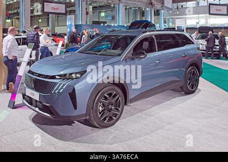 Pasila, Helsinki, Finlandia – 14 marzo. 2025: Peugeot 5008 al Salone AUTO 25 e Mobility di Messukeskus Helsinki. Foto Stock