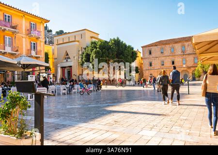 I greci e i turisti possono godersi una giornata di sole in autunno a Piazza Syntagma, nella storica città vecchia di Nauplia, in Grecia. Foto Stock