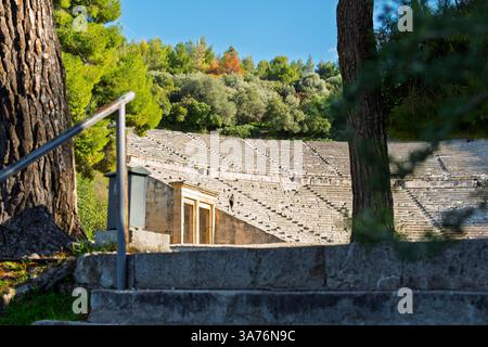 L'antico Teatro di Epidauro un sito greco del 4th a.C., parte dell'Asklepieion, un centro di guarigione dell'antica Grecia. Foto Stock