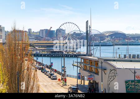Il lungomare di Seattle lungo il Puget Sound al Pier 55 con la Great Wheel, l'acquario, il Lumen Field e il Mount Rainier in vista, Seattle Washington. Foto Stock