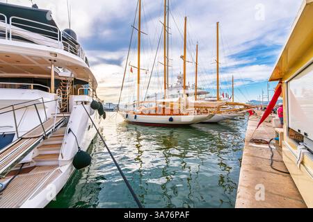 Barche a vela e yacht di lusso nel porto vecchio della città mediterranea di Saint-Tropez sulla Costa Azzurra. Foto Stock