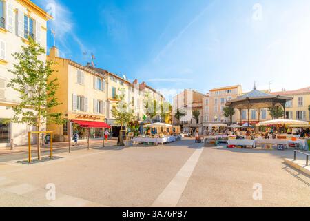 Il settimanale di abbigliamento outdoor e il mercato delle pulci a Place Amiral Barnaud nella cittadina balneare di Antibes, Francia, sulla Riviera Francese. Foto Stock