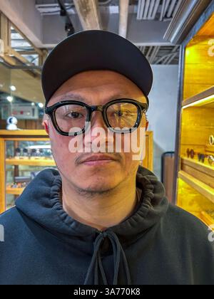Taipei, Taiwan, primo piano, fronte, Ritratto, uomo cinese con occhiali di stile moderno nel negozio locale di occhiali da vista Foto Stock