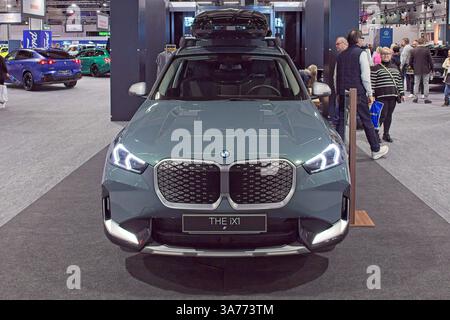 Pasila, Helsinki, Finlandia – 14 marzo. 2025: BMW iX1 al salone AUTO 25 e Mobility a Messukeskus Helsinki. Foto Stock