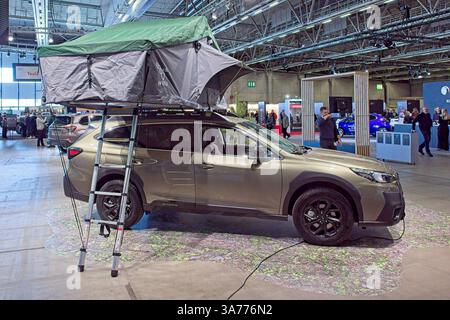 Pasila, Helsinki, Finlandia – 14 marzo. 2025: Subaru Outback car all'AUTO 25 and Mobility show a Messukeskus Helsinki. Foto Stock