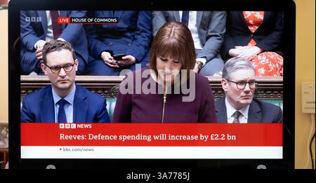 "Reeves: La spesa per la difesa aumenterà di 2 miliardi di sterline". Rachel Reeves Cancelliere del governo laburista dello Scacchiere che presenta la dichiarazione di primavera alla camera dei comuni 26 marzo 2025 Londra Inghilterra Regno Unito Gran Bretagna Foto Stock