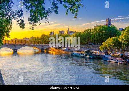 Parigi città del centro storico, Pont Louis-Philippe sul fiume Senna, navi turistiche vicino al molo Hotel de ville, Voie Georges Pompidou Foto Stock